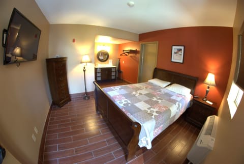 Standard Room, 1 Queen Bed | Iron/ironing board, free WiFi, bed sheets