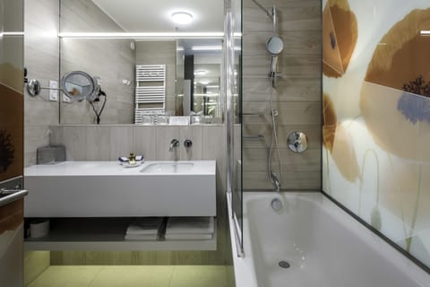 Premium Twin Room | Bathroom | Eco-friendly toiletries, hair dryer, bathrobes, slippers