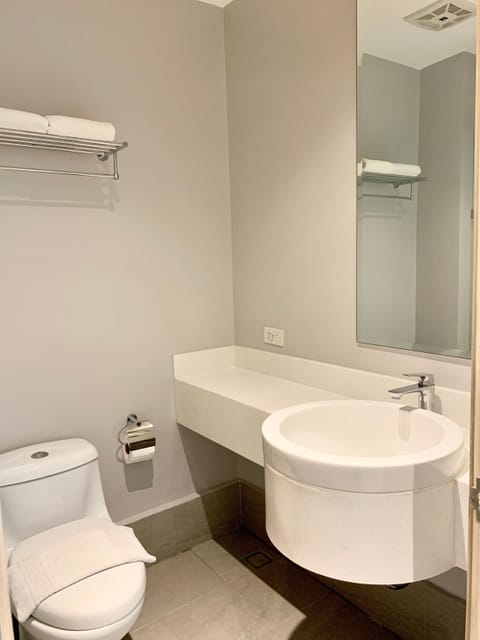 Superior Twin Room | Bathroom | Shower, rainfall showerhead, hair dryer, towels