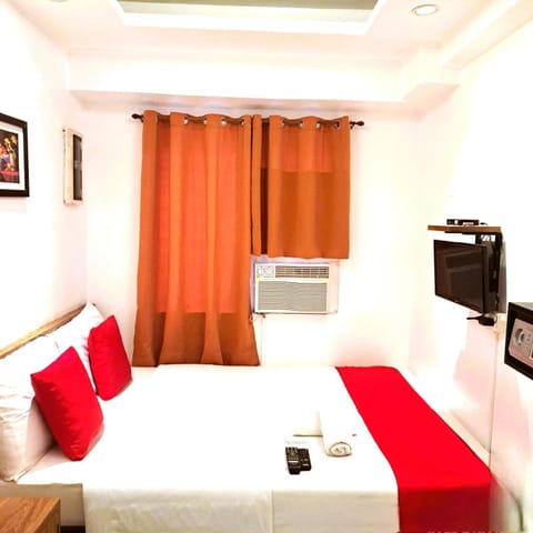 Standard Room, 1 Double Bed | In-room safe, desk, iron/ironing board, free WiFi