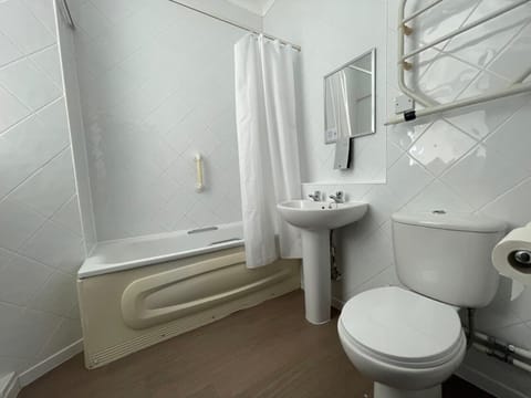 Family Quadruple Room | Bathroom | Free toiletries, towels, soap, shampoo