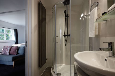 Apartment, Ensuite, Park View (Woden Studio) | Bathroom | Shower, hydromassage showerhead, hair dryer, towels