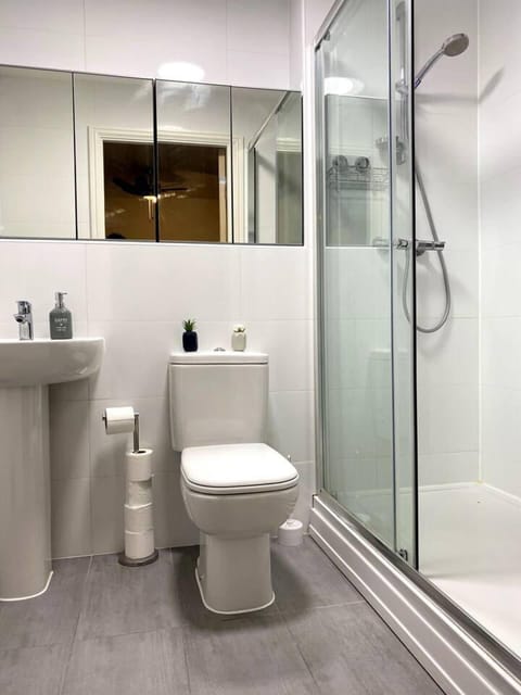 Apartment | Bathroom | Combined shower/tub, deep soaking tub, hair dryer, towels