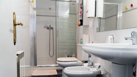 Triple Room | Bathroom | Bathtub, free toiletries, hair dryer, soap