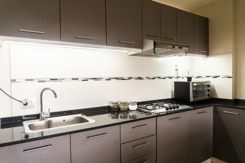 Apartment (303) | Private kitchen | Fridge, microwave, oven, stovetop