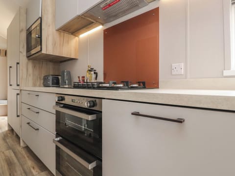 Cottage | Private kitchen | Fridge, dishwasher, electric kettle, toaster