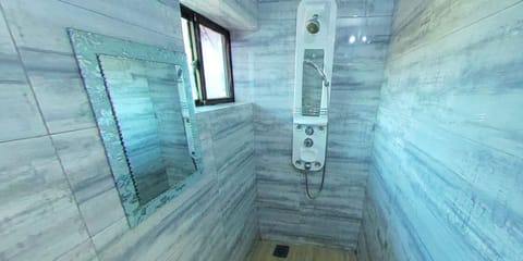 Executive Double Room | Bathroom | Shower, rainfall showerhead, bidet, towels