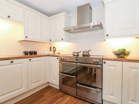 Fridge, dishwasher, cookware/dishes/utensils