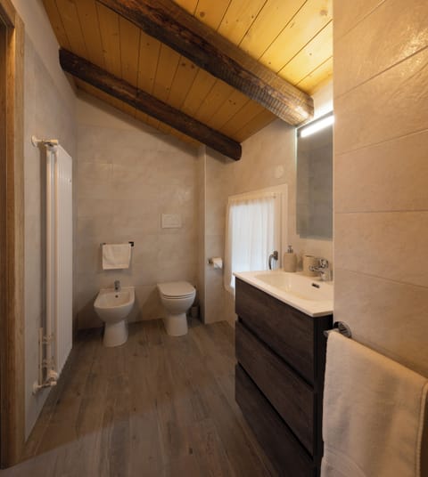 Double Room | Bathroom | Shower, rainfall showerhead, free toiletries, hair dryer