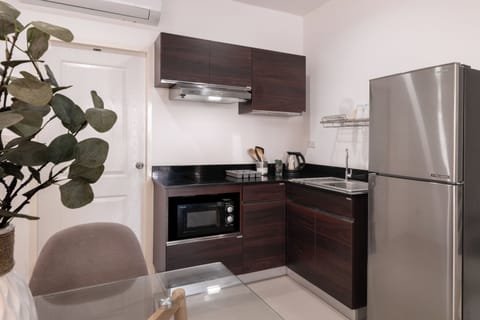 Full-size fridge, microwave, stovetop, dishwasher