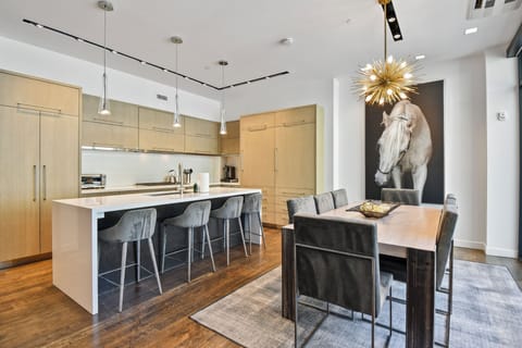 Superior Condo | Dining room