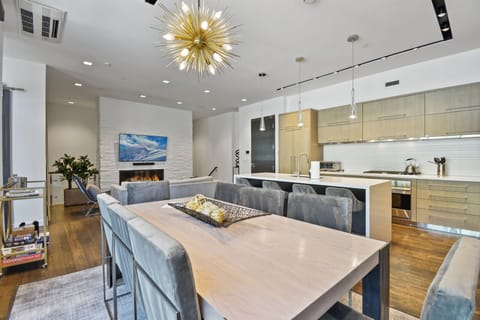 Superior Condo | Dining room