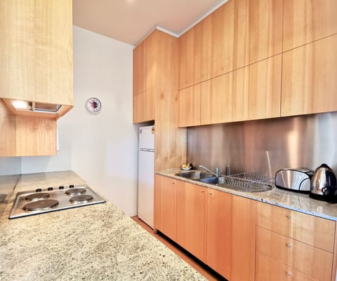 Studio, Courtyard View | Private kitchen | Fridge, microwave, oven, stovetop