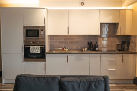 City Apartment, 1 Bedroom | Private kitchen | Electric kettle