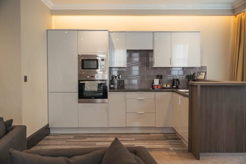 City Apartment, 2 Bedrooms, Kitchen | Private kitchen | Electric kettle