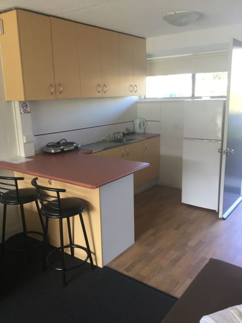 Executive Twin Room, Multiple Beds | Private kitchenette | Full-size fridge, microwave, stovetop, coffee/tea maker