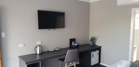 Executive Triple Room | Laptop workspace, iron/ironing board, free WiFi, bed sheets