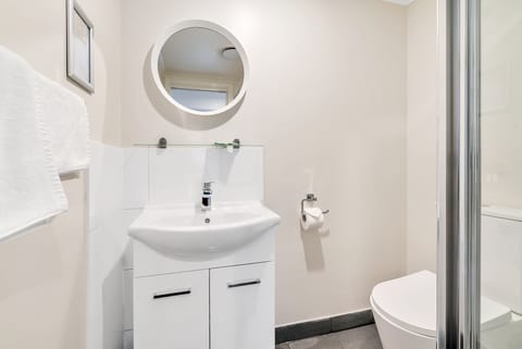 Deluxe King Room  | Bathroom | Shower, free toiletries, towels