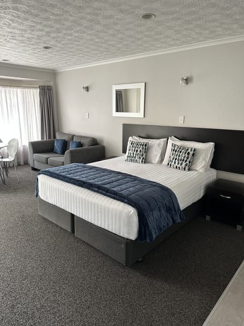 1 Bedroom Unit (Sleeps 4) | Premium bedding, desk, blackout drapes, iron/ironing board