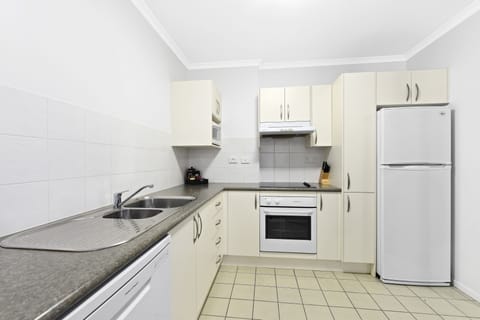 Room, 1 Bedroom, Non Smoking | Private kitchen | Full-size fridge, microwave, stovetop, dishwasher