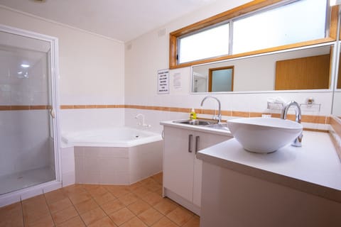 Signature Suite, Jetted Tub, Garden View | Bathroom | Free toiletries, hair dryer, towels, soap