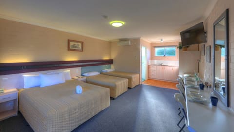 Family Suite, 1 Bedroom, Non Smoking, Kitchenette | Blackout drapes, iron/ironing board, cribs/infant beds, travel crib