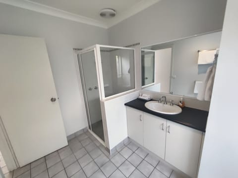 2 Brm Apartment 4.5* AAA | Bathroom | Shower, hair dryer, bathrobes, towels