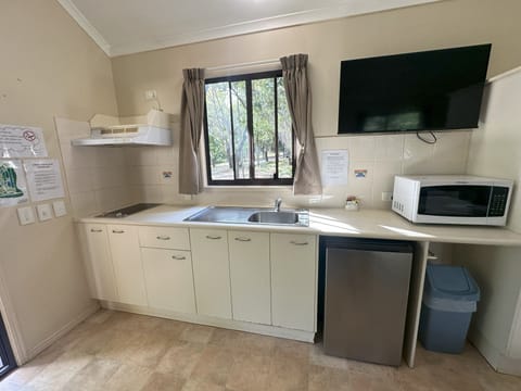 Cabin (Garden Cabin) | Private kitchen | Fridge, microwave, stovetop, electric kettle