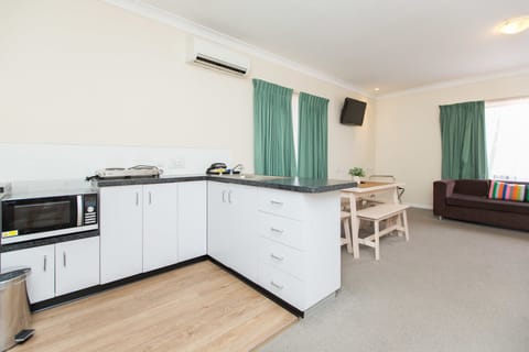 Family Suite (Self Contained) | Private kitchenette | Fridge, coffee/tea maker