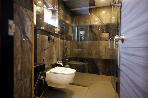 Family Suite | Bathroom | Shower, hydromassage showerhead, free toiletries, hair dryer