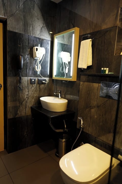 Family Suite | Bathroom | Shower, hydromassage showerhead, free toiletries, hair dryer