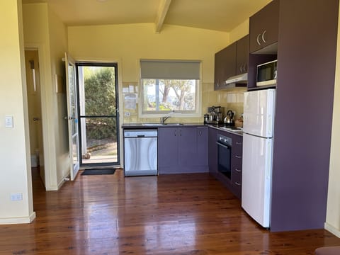 Deluxe Cottage, 1 Bedroom, Non Smoking, Mountain View (Correa Deluxe Cottage) | Private kitchen | Full-size fridge, microwave, oven, stovetop