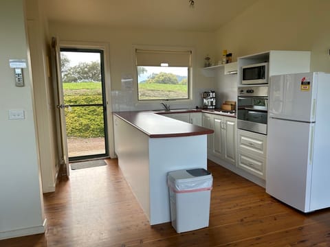 Deluxe Cottage, 1 Bedroom, Non Smoking, Mountain View (Grevillea) | Private kitchen | Full-size fridge, microwave, oven, stovetop