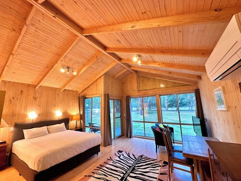 Deluxe Cabin | Laptop workspace, free WiFi, bed sheets