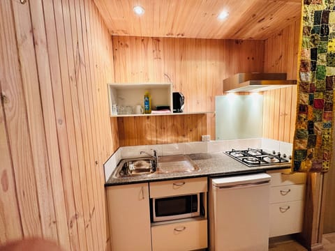 Deluxe Cabin | Laptop workspace, free WiFi, bed sheets