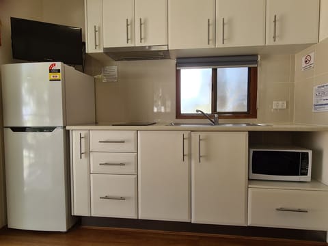 Standard Cabin, Ensuite | Private kitchen | Fridge, microwave, stovetop, coffee/tea maker