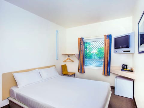 Standard Room, 1 Queen Bed | Free WiFi, bed sheets