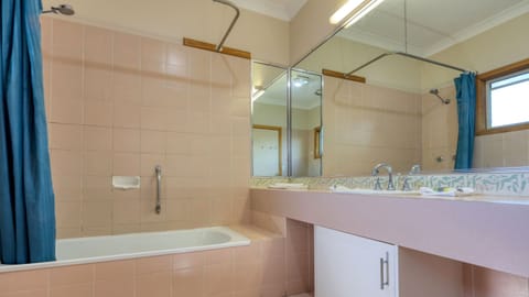 Family Room | Bathroom | Free toiletries, hair dryer, towels