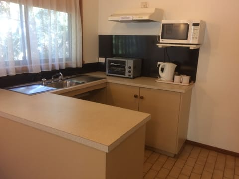 Executive Twin Room | Private kitchenette | Microwave, electric kettle