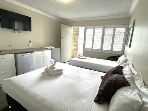 Triple Room | Iron/ironing board, free cribs/infant beds, free WiFi, bed sheets