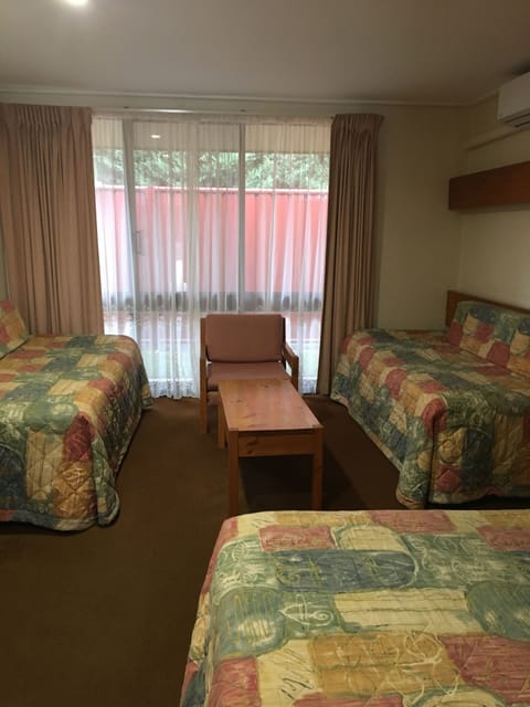  Small Family Room (1 Queen & 2 Singles) | Iron/ironing board, free WiFi, bed sheets