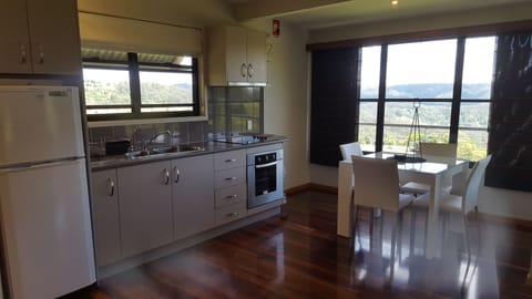 Deluxe Cottage, Cockatiel  | Private kitchen | Full-size fridge, microwave, oven, stovetop