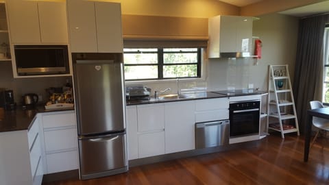 Premium Cottage, Kingfisher  | Private kitchen | Full-size fridge, microwave, oven, stovetop