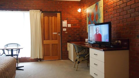 Deluxe Suite, 1 Bedroom, Non Smoking (Deluxe Single/Double) | Iron/ironing board, free WiFi, bed sheets