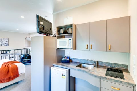 Standard Studio, Kitchen (Studio with Spa) | Private kitchenette | Fridge, microwave, stovetop, coffee/tea maker