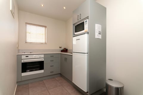 Standard Suite, 2 Bedrooms, Non Smoking, Kitchen (unit) | Private kitchen | Fridge, microwave, coffee/tea maker, electric kettle