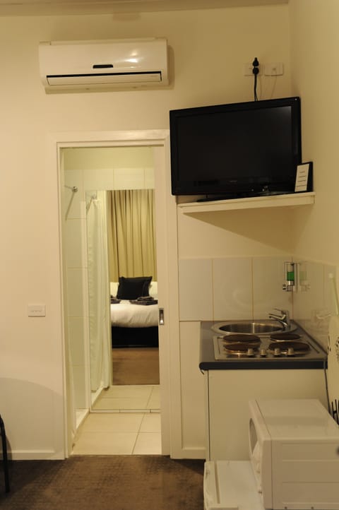 Budget Small Room | Private kitchenette | Fridge, microwave, coffee/tea maker, electric kettle