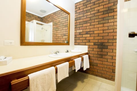 Standard Suite, 1 Bedroom, Non Smoking (Twin) | Bathroom | Shower, hair dryer, towels