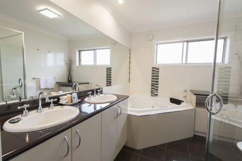 Corner Spa Suite | Bathroom | Free toiletries, hair dryer, towels, soap