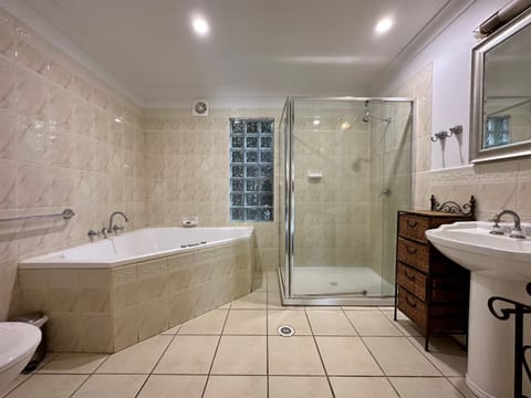 Apartment | Bathroom | Jetted tub, free toiletries, hair dryer, towels